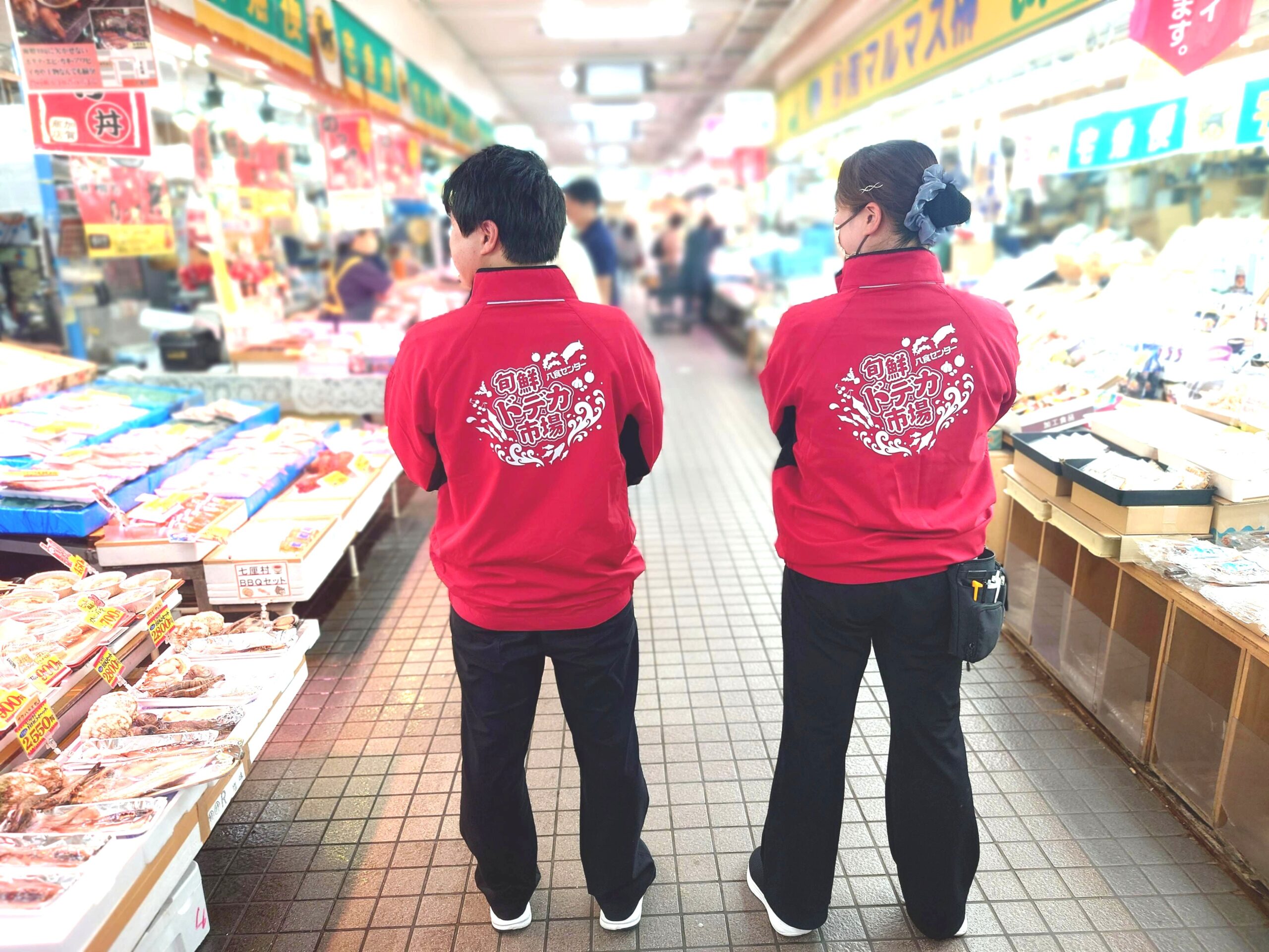 八食センターは創業４0年以上の「ドデカ市場」！全長170メートル約70店舗が並び、水揚げ後すぐに並ぶ新鮮な魚介類・青果・精肉、乾物や珍味・お菓子・お酒・日用雑貨等、幅広く取り揃え、八戸最強の名物が手に入るドデカ市場！！ - 制作事例